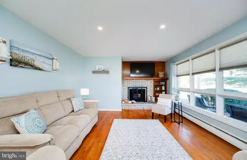 Living - 4002 Circle Ave, Reading, PA 19606 photo 2 of 7