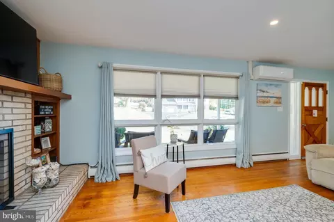 Living - 4002 Circle Ave, Reading, PA 19606 photo 4 of 7