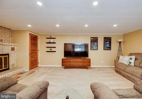 Living - 4002 Circle Ave, Reading, PA 19606 photo 7 of 7