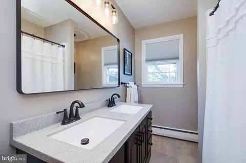 Bath - 4002 Circle Ave, Reading, PA 19606 photo 2 of 3