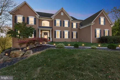 8 Leaf Creek Ct, Douglassville, PA 19518