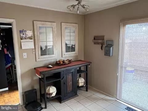Entry Way - 129 Merion Ln, Reading, PA 19607 photo 2 of 3