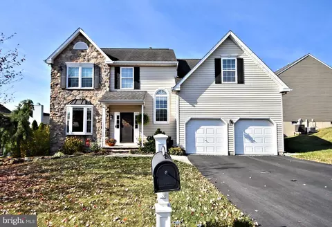 28 Hunters Hill Dr, Morgantown, PA 19543