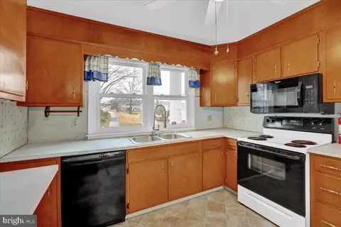 Kitchen - 52 Walnut St, Reading, PA 19606 photo 2 of 2