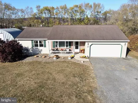 10 Apple Dr, Shartlesville, PA 19554