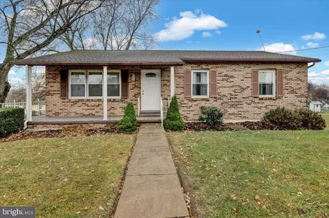 418 Indian Manor Dr, Leesport, PA 19533