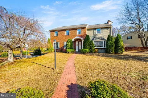 1 Willowwood Ct, Douglassville, PA 19518