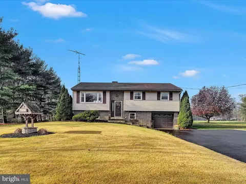 32 Mountain View Rd, Bethel, PA 19507