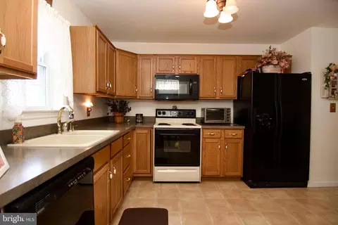 398 Snyder Rd, Reading, PA 19605 photo 2