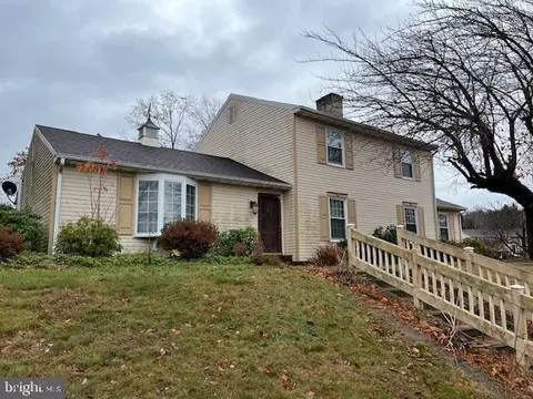 765 Tamarack Trl, Reading, PA 19607 photo 2