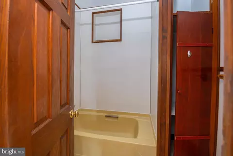 Entry Way - 701 E Neversink Rd, Reading, PA 19606 photo 4 of 6