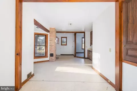 Entry Way - 701 E Neversink Rd, Reading, PA 19606 photo 2 of 6