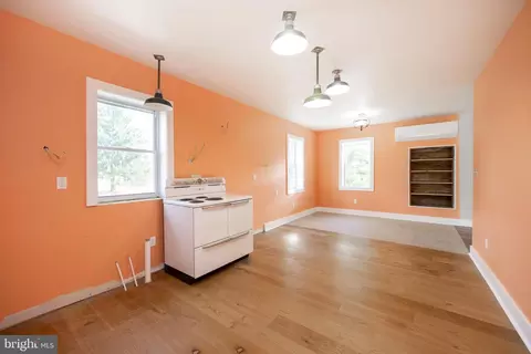 Living - 60 Starr Rd, Reading, PA 19608 photo 2 of 4