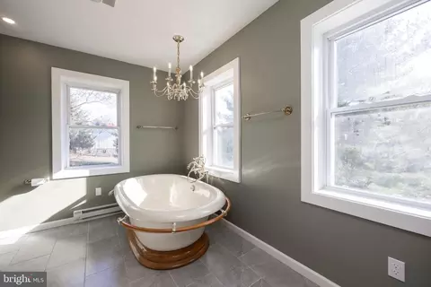 Bath - 60 Starr Rd, Reading, PA 19608 photo 2 of 5