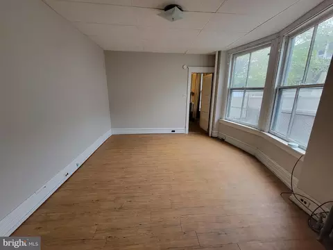 Living - 324 Spring St, Reading, PA 19601 photo 2 of 5