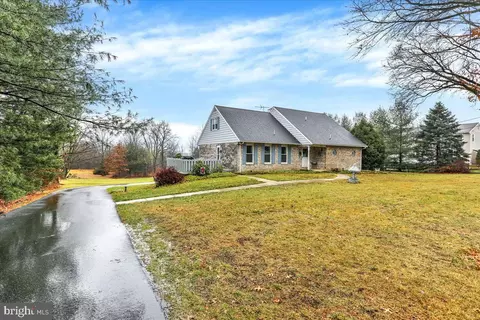 810 Hill Dr, Douglassville, PA 19518