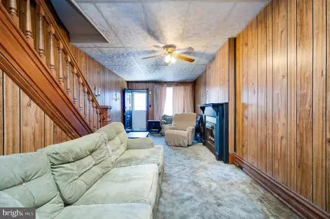 Living - 840 Locust St, Reading, PA 19604 photo 3 of 4