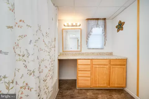 Bath - 840 Locust St, Reading, PA 19604 photo 2 of 2
