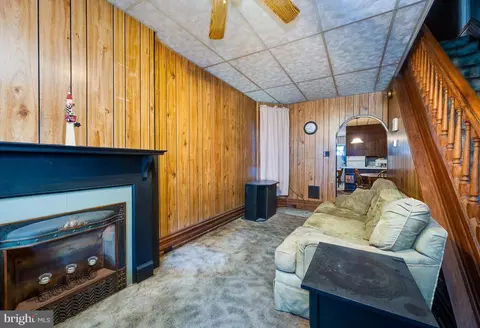 Living - 840 Locust St, Reading, PA 19604 photo 2 of 4