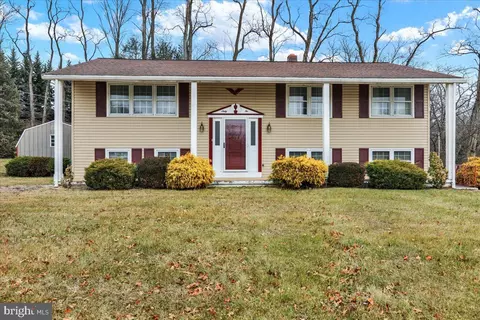 62 Wesleyan Dr, Reading, PA 19607 photo 2