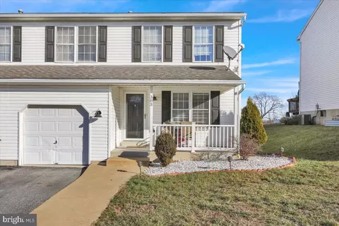 383 Oneida Dr, Reading, PA 19608 photo 2