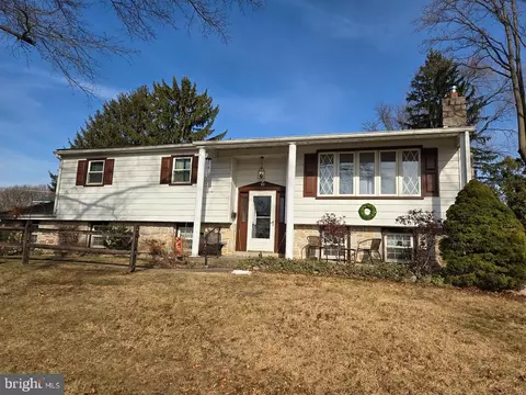 8 Juniper Dr, Douglassville, PA 19518