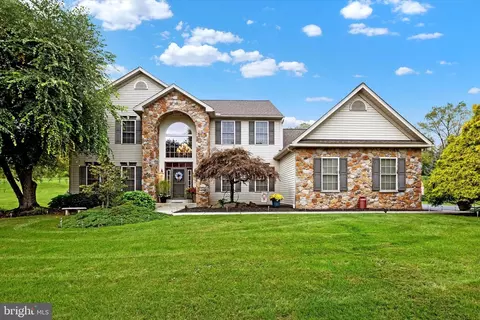 107 Indian Run Dr, Douglassville, PA 19518