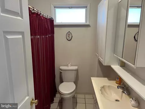 Bath - 20 R Tyrone Ave, Reading, PA 19607 photo 1 of 1