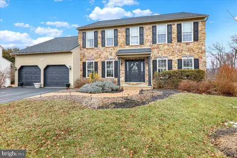 8 Mill Stream Dr, Morgantown, PA 19543