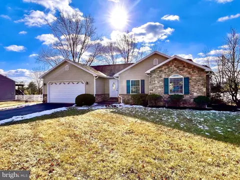 906 Richards Ave, Douglassville, PA 19518