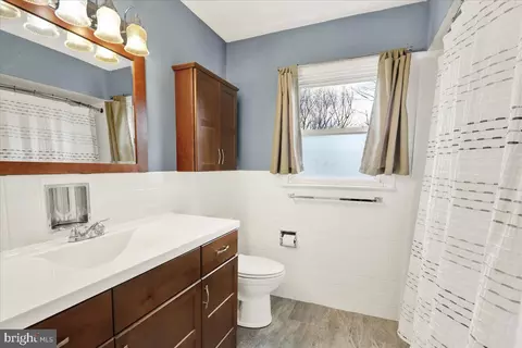 Bath - 140 Oberlin Ave, Reading, PA 19608 photo 2 of 2