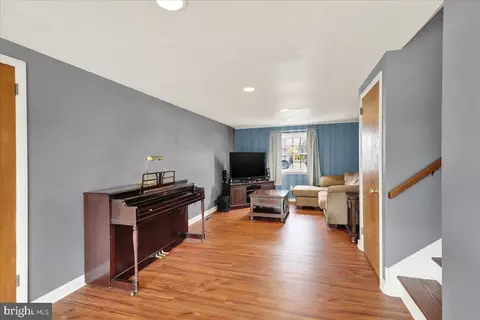 Living - 140 Oberlin Ave, Reading, PA 19608 photo 3 of 5
