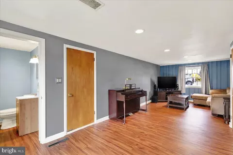 Living - 140 Oberlin Ave, Reading, PA 19608 photo 5 of 5
