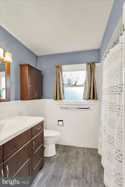 Bath - 140 Oberlin Ave, Reading, PA 19608 photo 1 of 2