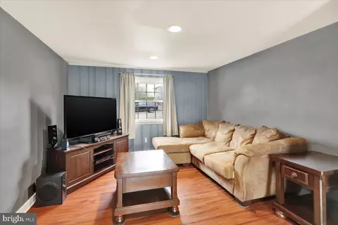 Living - 140 Oberlin Ave, Reading, PA 19608 photo 4 of 5