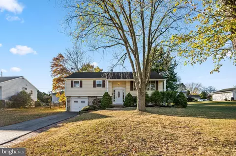 206 Hickory Ln, Douglassville, PA 19518