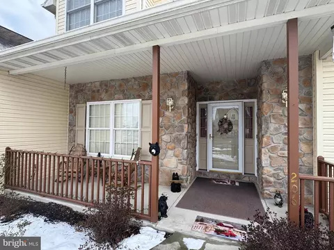 206 S Rosewood Ct, Wernersville, PA 19565