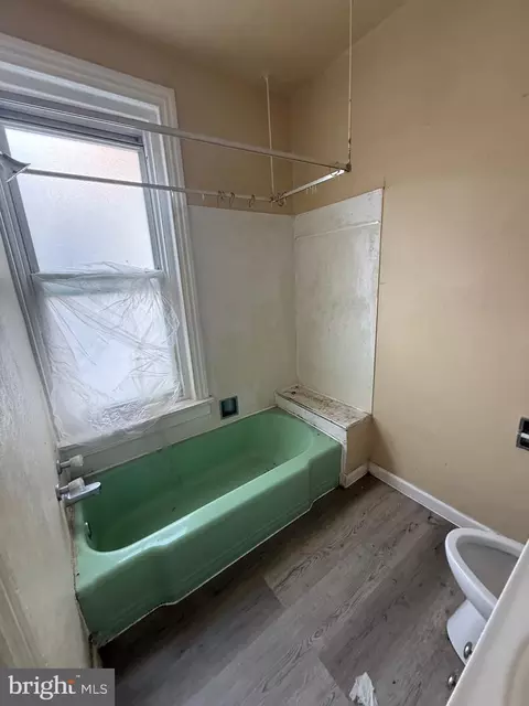 Bath - 1017 Green St, Reading, PA 19604 photo 1 of 2