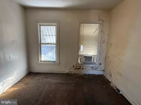Bedroom - 1017 Green St, Reading, PA 19604 photo 4 of 5