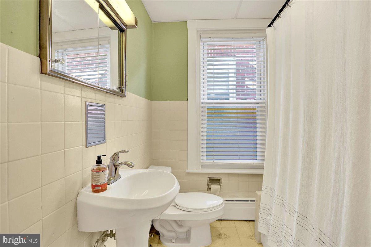 Bath - 325 2nd St, Reading, PA 19607 photo 3 of 4