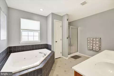 Bath - 416 Longview Dr, Reading, PA 19608 photo 1 of 4
