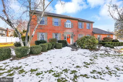 8 Park Place Dr, Reading, PA 19608