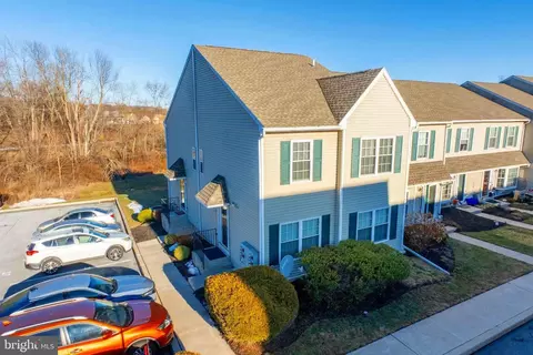 19 Horseshoe Dr, Douglassville, PA 19518