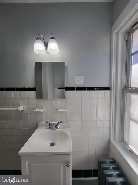 Bath - 2125 Fairview St, Reading, PA 19609 photo 1 of 1