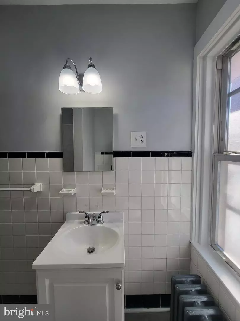 Bath - 2125 Fairview St, Reading, PA 19609 photo 1 of 1
