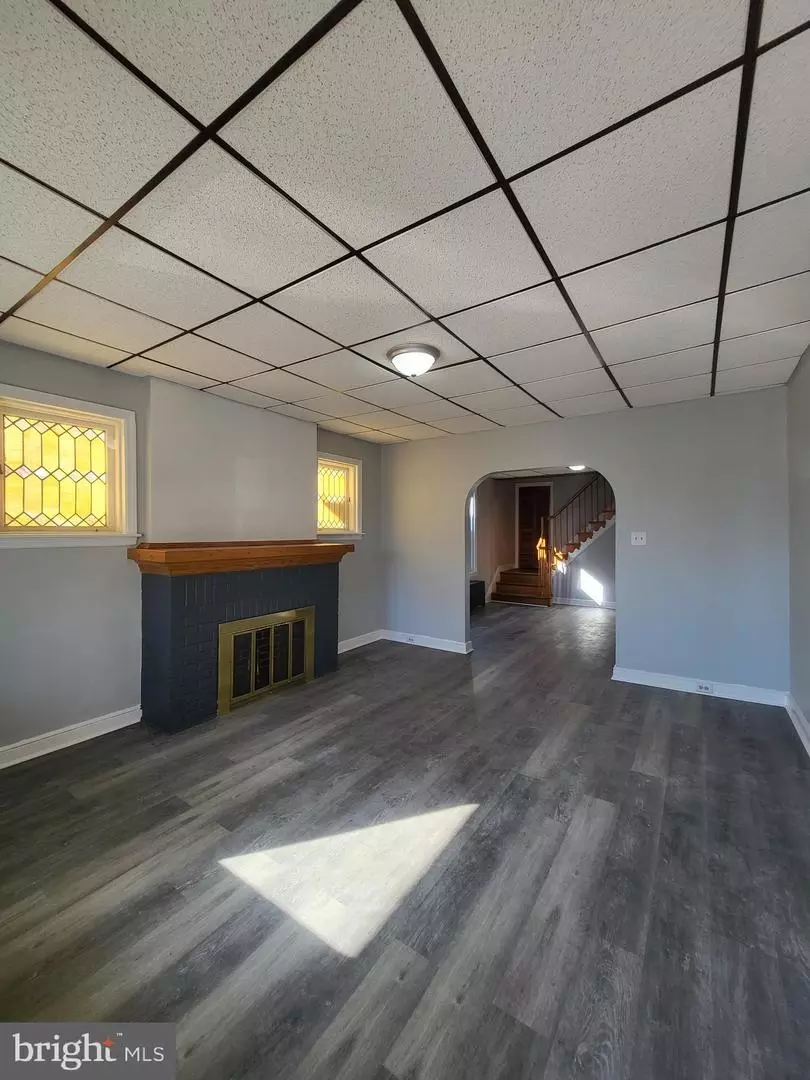 Living - 2125 Fairview St, Reading, PA 19609 photo 3 of 5