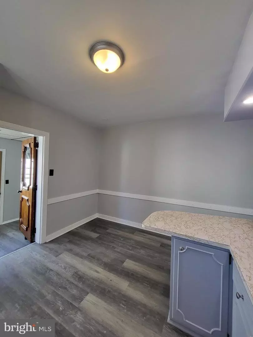Entry Way - 2125 Fairview St, Reading, PA 19609 photo 4 of 9
