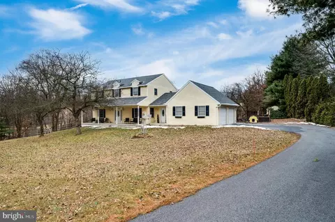10 Twin Oak Dr, Leesport, PA 19533