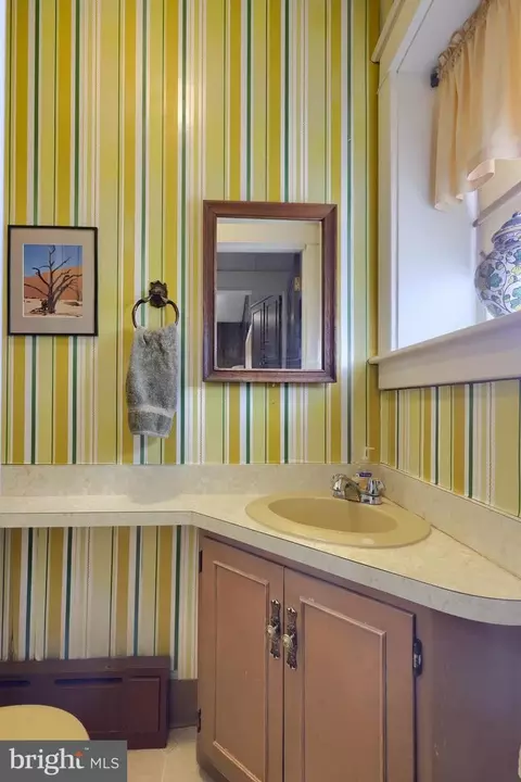 Bath - 1606 Olive St, Reading, PA 19604 photo 1 of 3