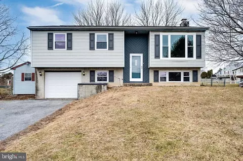 18 Carriage Cir, Oley, PA 19547